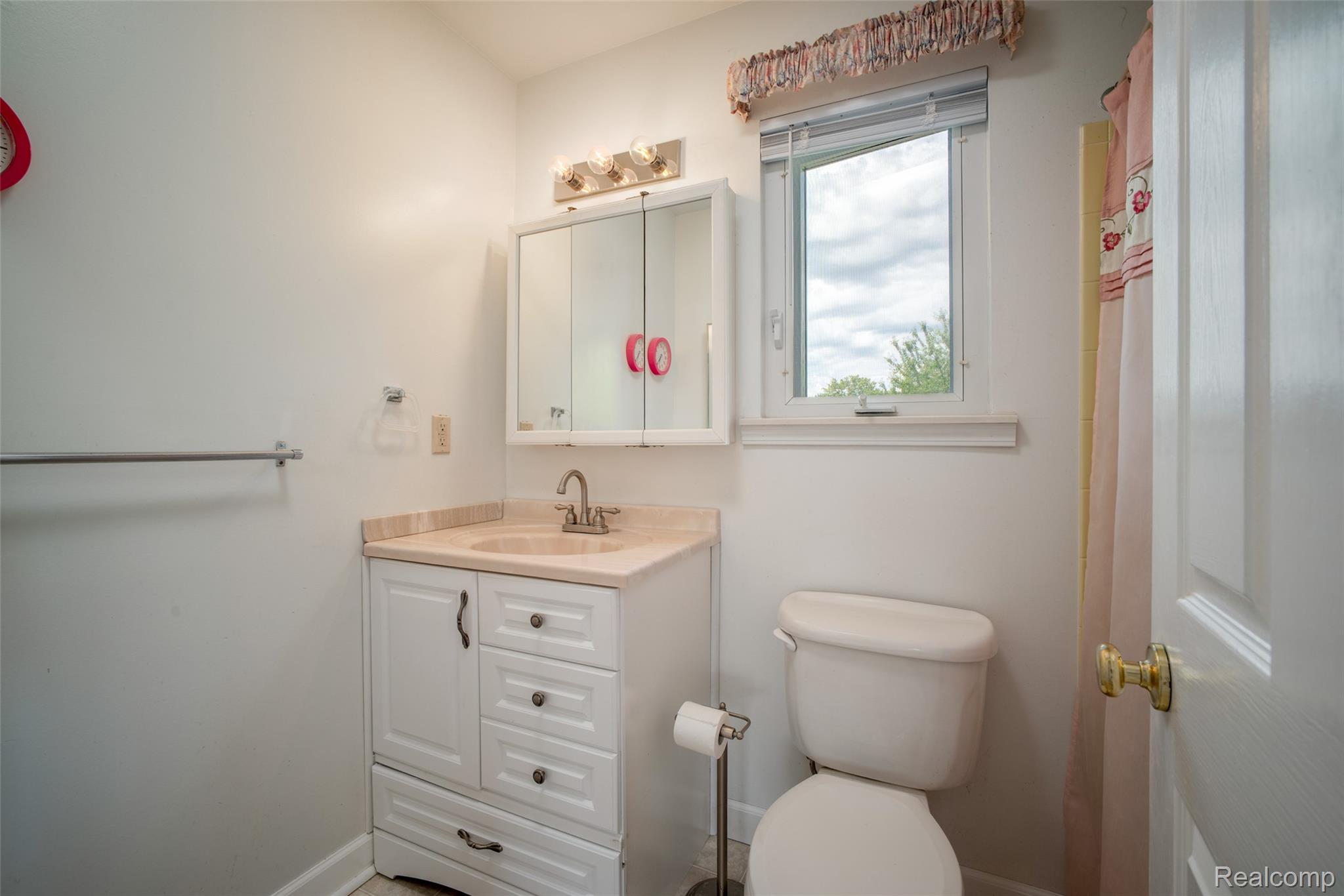22533 Winfield Road Novi, MI 48375 - Photo 21 of 43 Bathroom