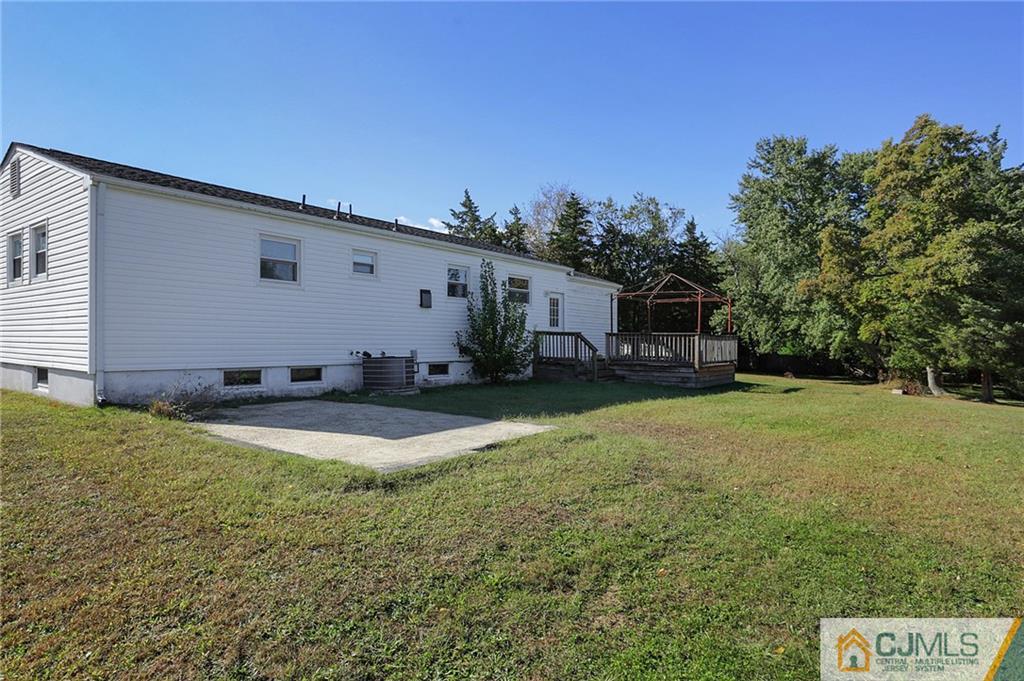 8 Glen Road Howell, NJ 07731 - Photo 3 of 21 Gallery Image 3