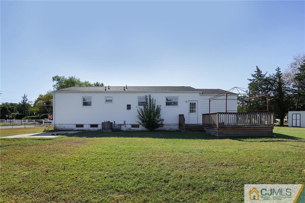 8 Glen Road Howell, NJ 07731 - Photo 5 of 21 Gallery Image 5