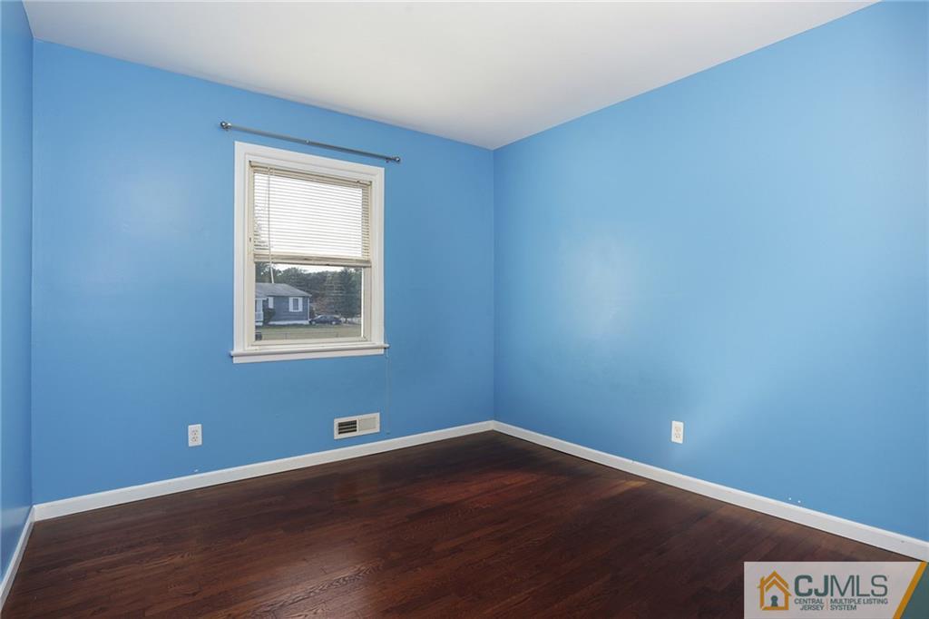 8 Glen Road Howell, NJ 07731 - Photo 10 of 21 Gallery Image 10