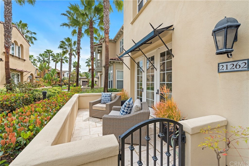 21262 Elda Circle Huntington Beach, CA 92648 - Photo 2 of 38