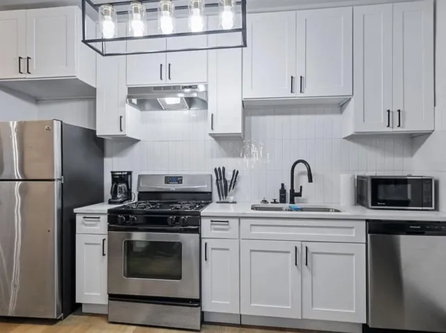 $2,999 | 4717 Gaston Avenue, Unit 19B, Dallas, TX 75246