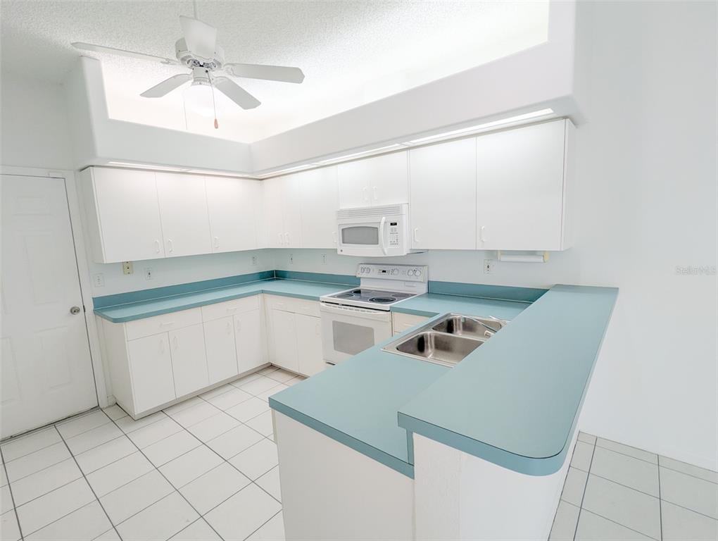 208 Hemingway Drive Oldsmar, FL 34677 - Photo 9 of 35