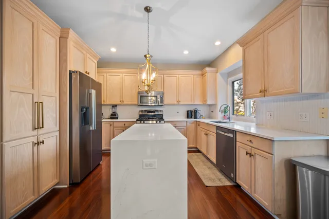 $5,500 | 142 North Dixon Drive, Batavia, IL 60510