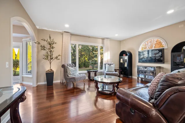 $5,500 | 142 North Dixon Drive, Batavia, IL 60510