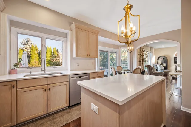 $5,500 | 142 North Dixon Drive, Batavia, IL 60510