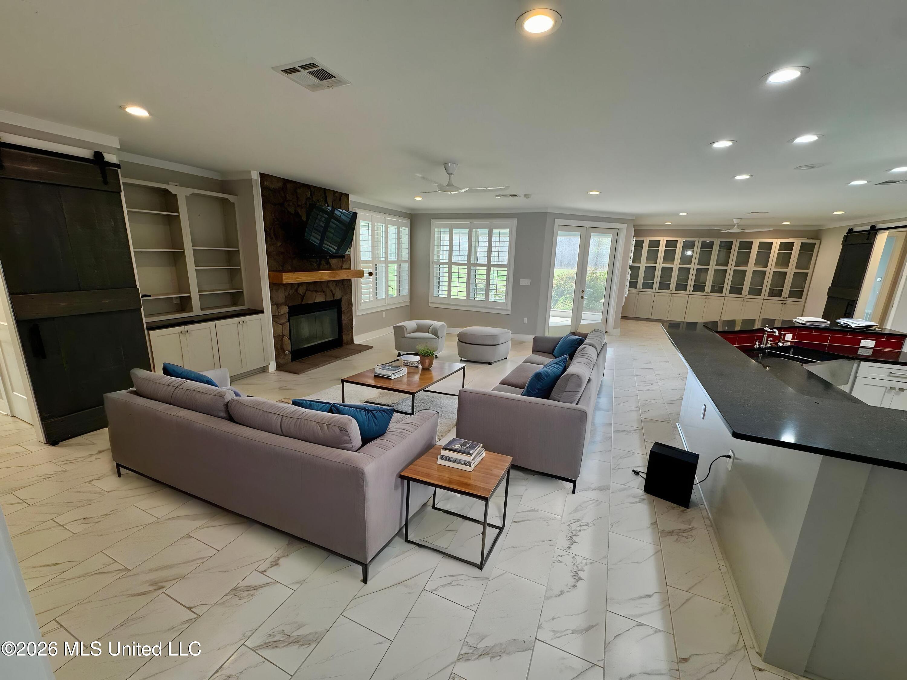 374 Fox Road Shaw, MS 38773 - Photo 5 of 21 IMG_2044 - Living Room - Modern - 7
