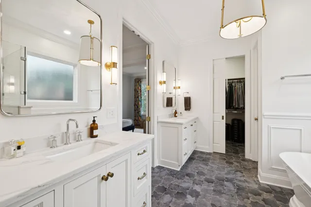 a en suite bathroom with a double vanity sink and a mirror