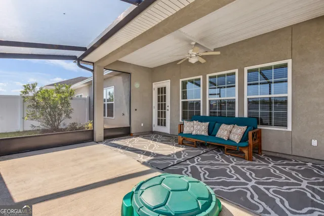 a view of backyard of the house