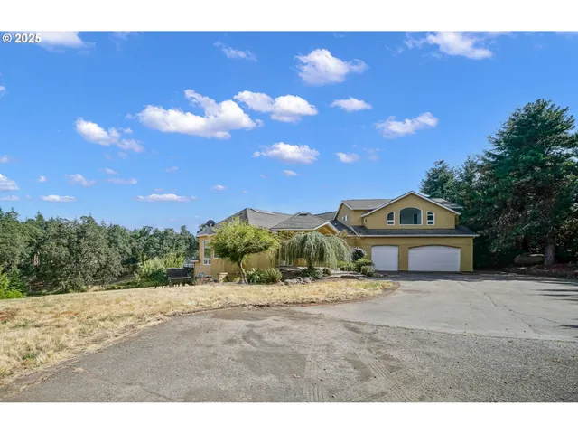 a view of a backyard with a house