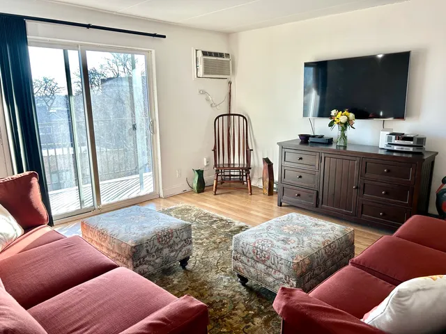 $132,800 | 315 Des Plaines Avenue, Unit 406, Forest Park, IL 60130