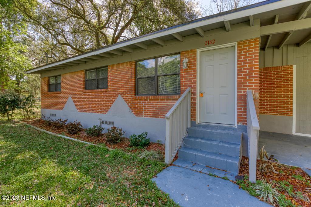 2142 Benedict Road Jacksonville, FL 32209 - Photo 5 of 34 a front view of a house with garden