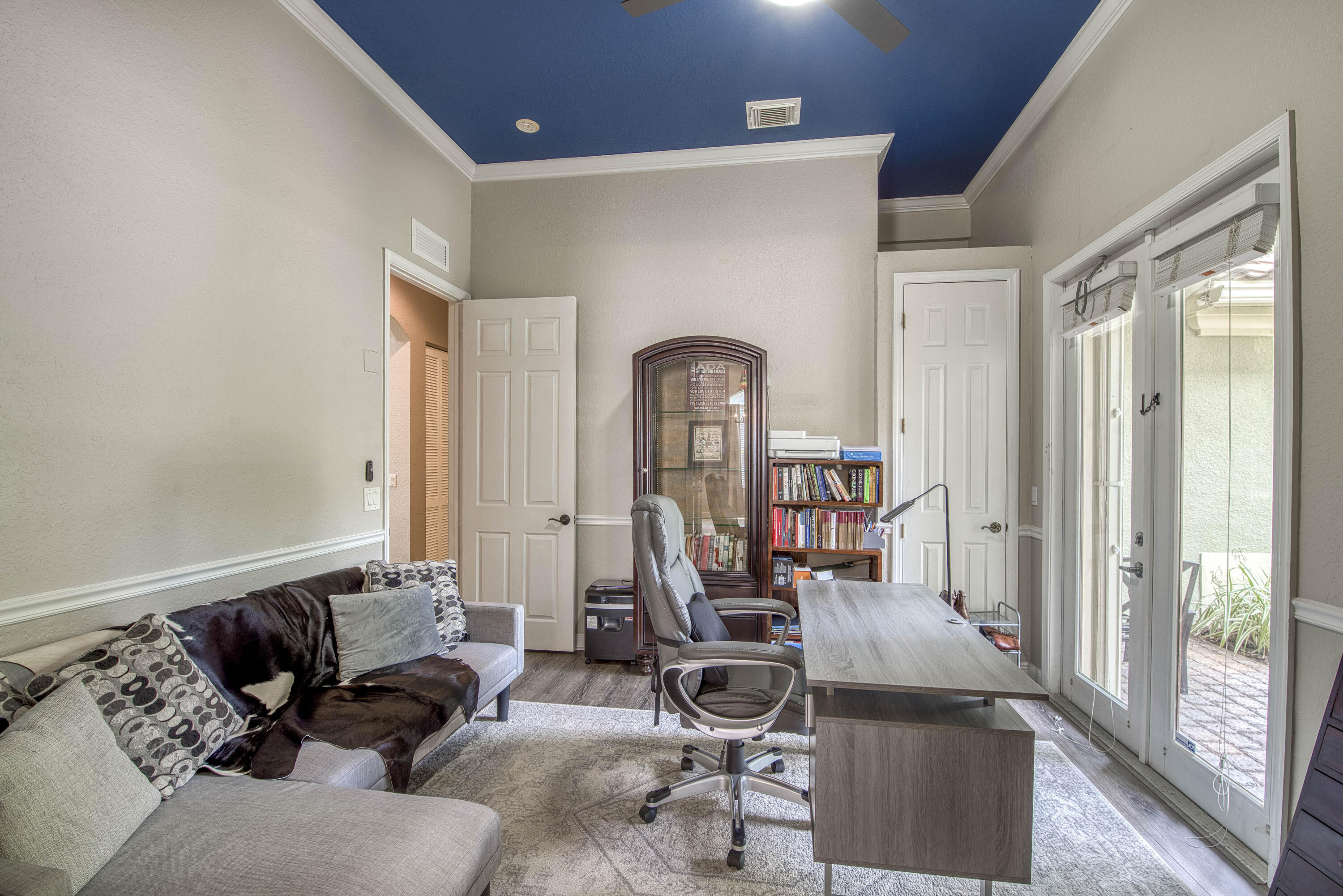 410 Cresta Circle West Palm Beach, FL 33413 - Photo 18 of 46 a living room with furniture