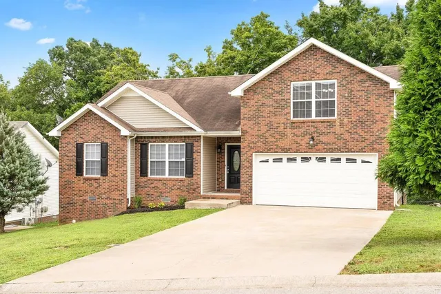 a view of front a house with a yard