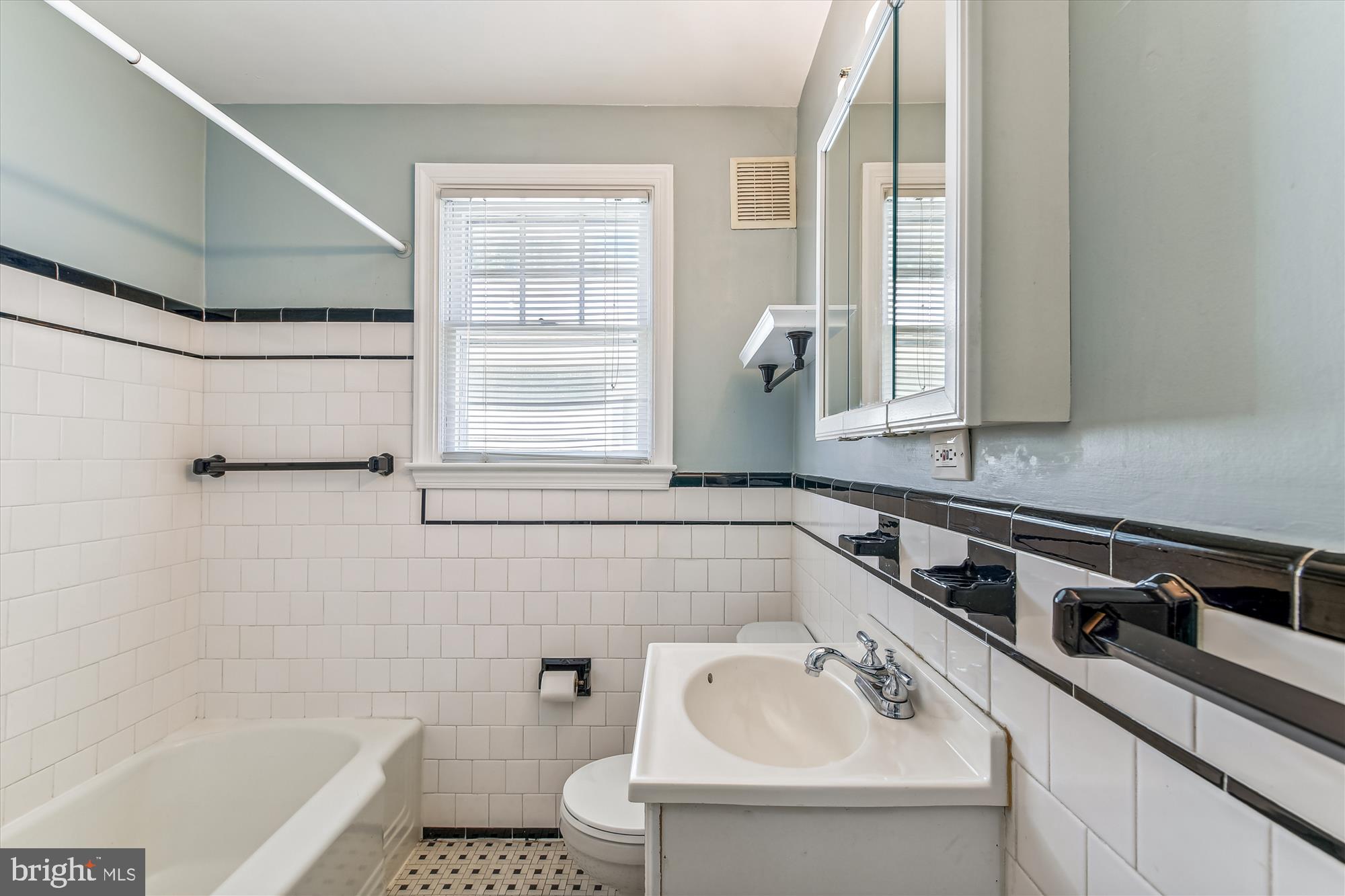 435 Cleveland Road Linthicum Heights, MD 21090 - Photo 10 of 24 Main bath