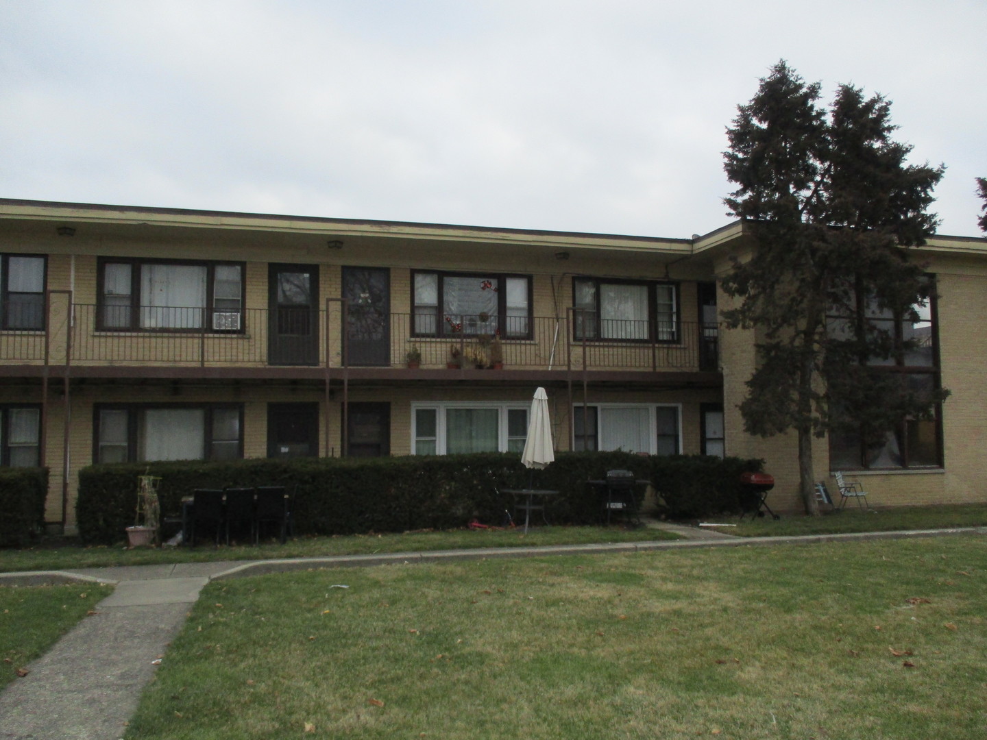 38 North King Arthur Court, Unit 9 Northlake, IL 60164 - Photo 1 of 10 a front view of a house with garden