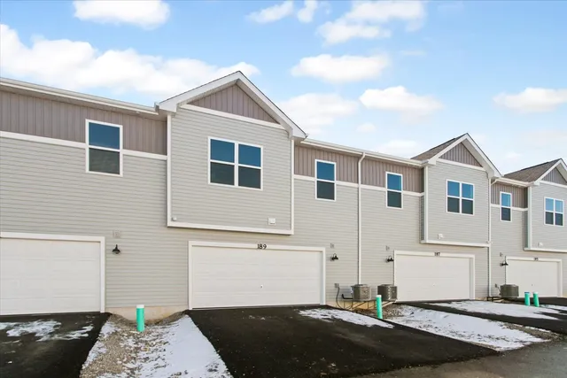 $319,990 | 307 Kingsport Drive, South Elgin, IL 60177