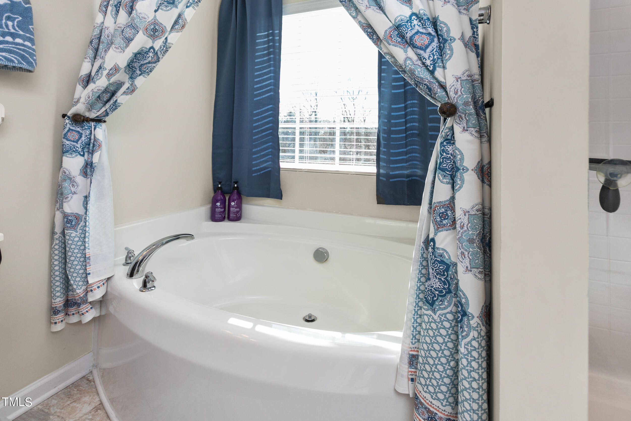 2329 Longshadow Drive Graham, NC 27253 - Photo 24 of 35 2329 Longshadow Drive-tub