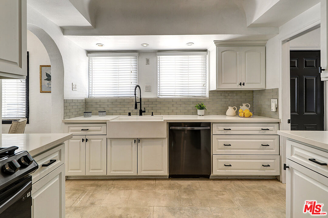 1260 West 81st Street Los Angeles, CA 90044 - Photo 12 of 33