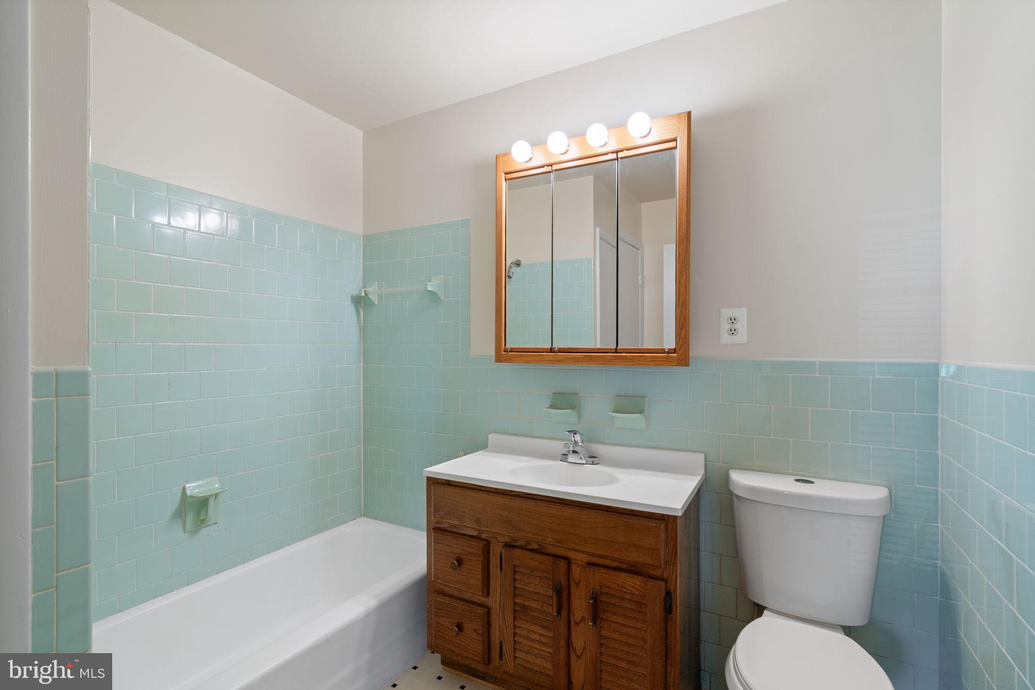 7704 Signal Hill Road Manassas, VA 20111 - Photo 13 of 46 Main level hallway full bathroom.