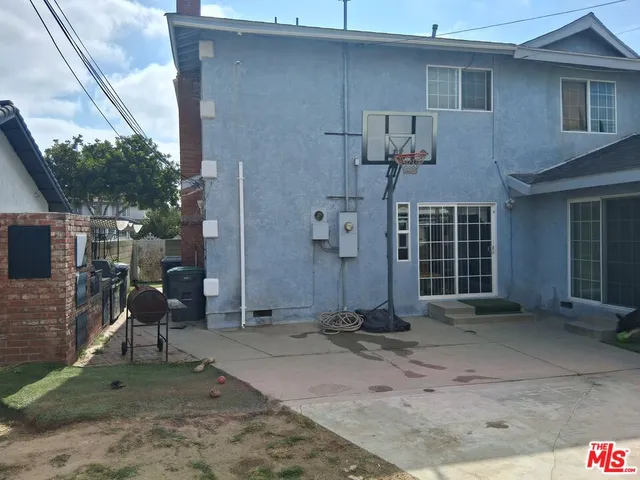a view of a house with backyard