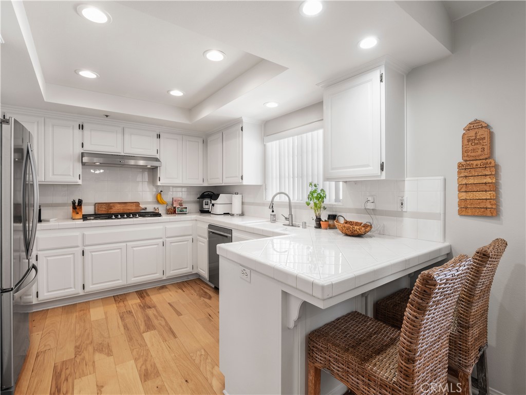 2517 Rockefeller Lane, Unit B Redondo Beach, CA 90278 - Photo 6 of 36 a kitchen with a white cabinets and appliances