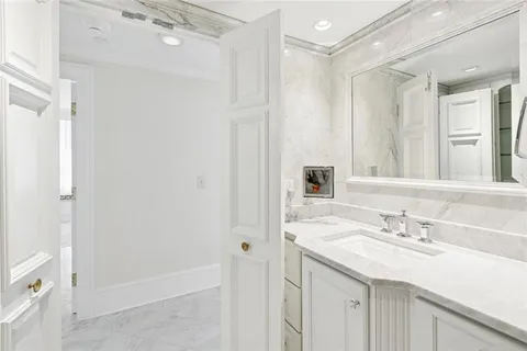 $625,000 | 2100 St Charles Avenue, Unit 7MN, New Orleans, LA 70130