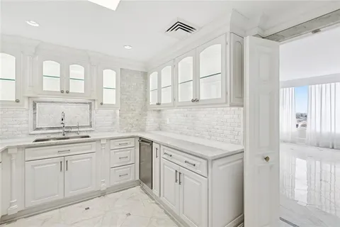 $625,000 | 2100 St Charles Avenue, Unit 7MN, New Orleans, LA 70130