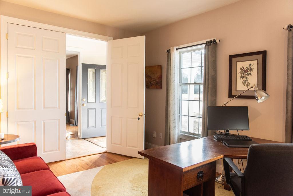 565 Sand Hill Road Hershey, PA 17033 - Photo 10 of 27 a livingroom with workspace and a window