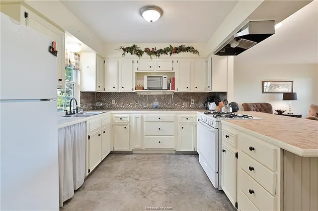 $2,750 | 9776 Calhoun Road, Bryan, TX 77808