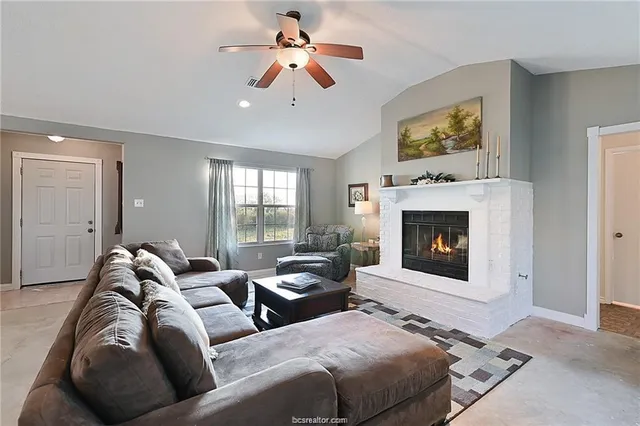 $2,750 | 9776 Calhoun Road, Bryan, TX 77808