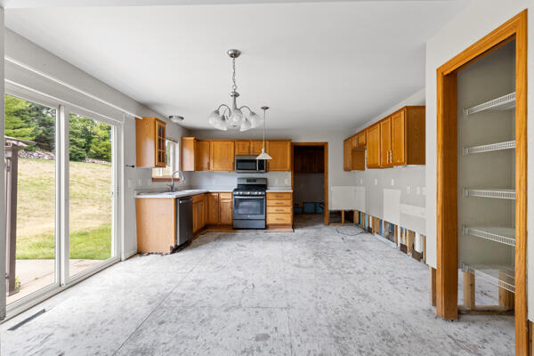 1678 Hunter Road Waukesha, WI 53189 - Photo 5 of 14 Kitchen