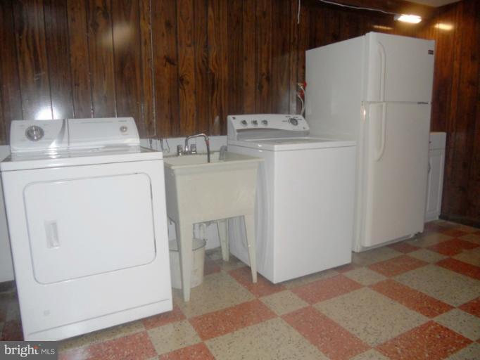 8116 Ridgely Oak Road Parkville, MD 21234 - Photo 10 of 27 Laundry Area