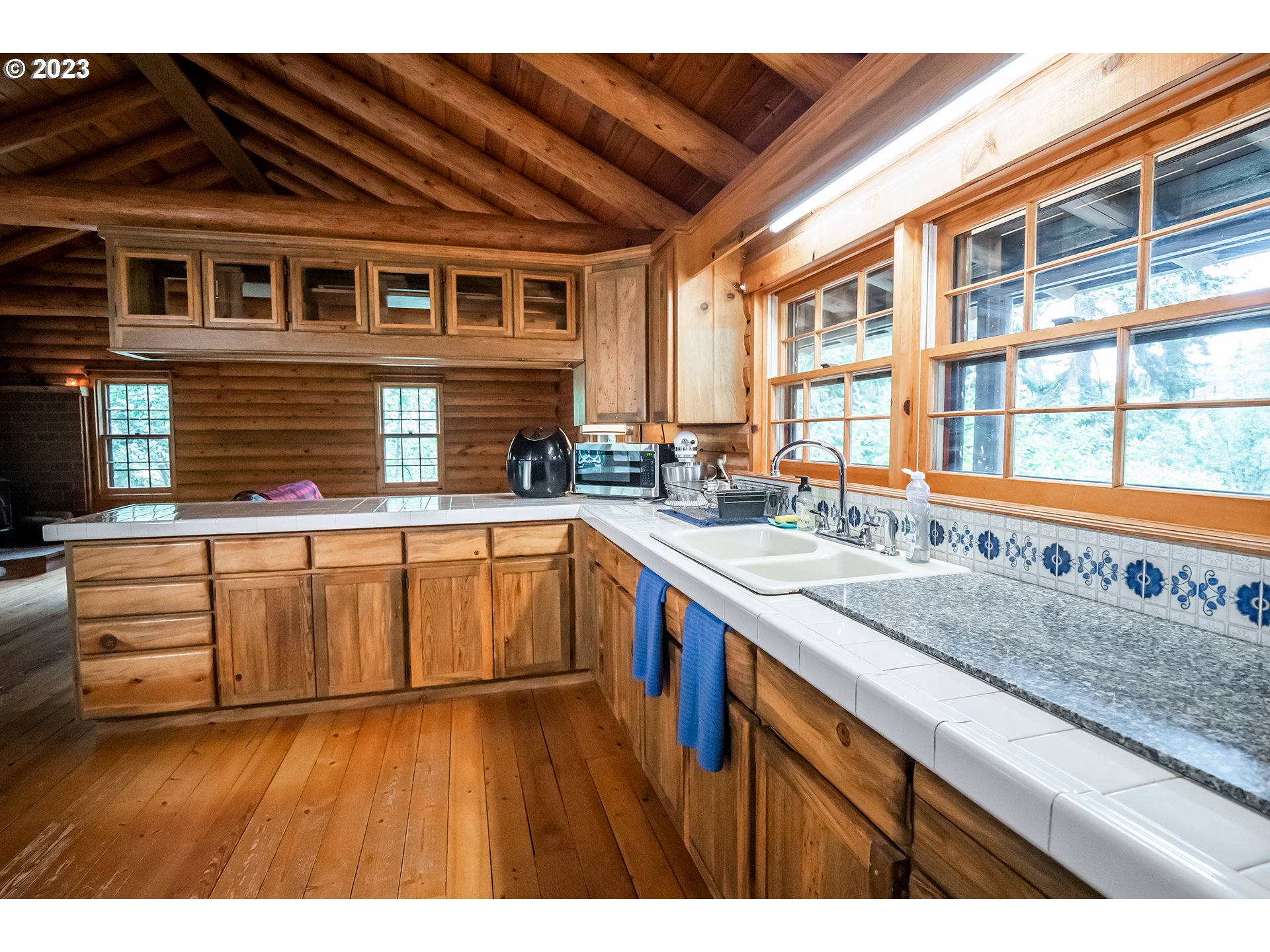 29588 Simmons Road Eugene, OR 97405 - Photo 8 of 44 a kitchen that has a lot of cabinets in it