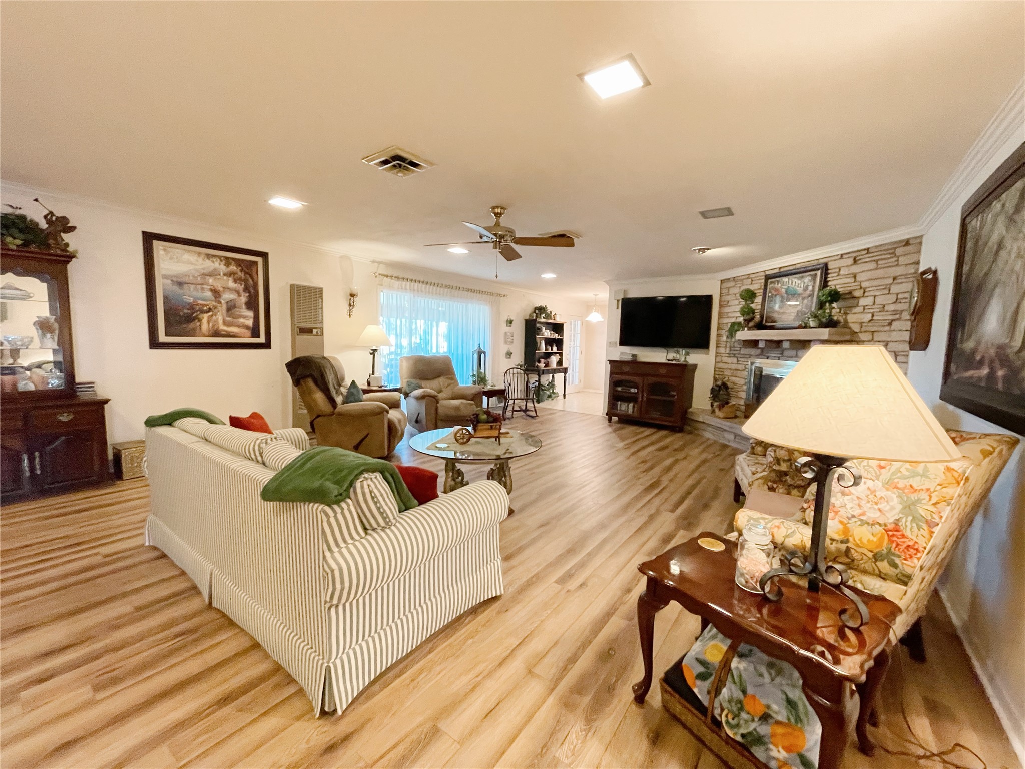700 Shanklin Road Belton, TX 76513 - Photo 10 of 33 a living room with furniture and a flat screen tv