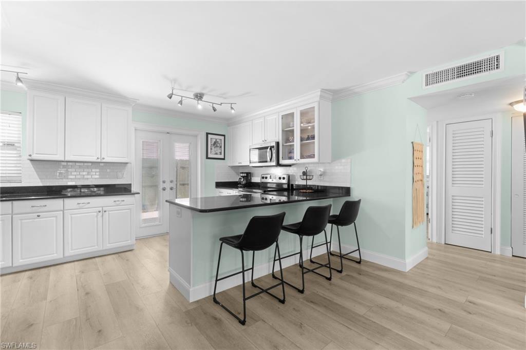 905 13th Street North Naples, FL 34102 - Photo 10 of 43