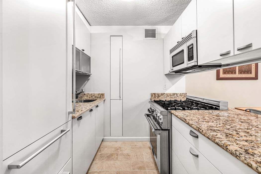 300 Rector Place, Unit 4B Manhattan, NY 10280 - Photo 3 of 13