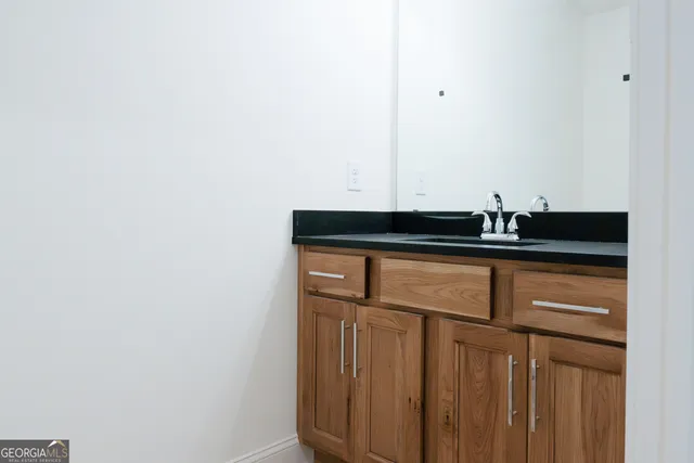 a view of a livingroom with a ceiling fan