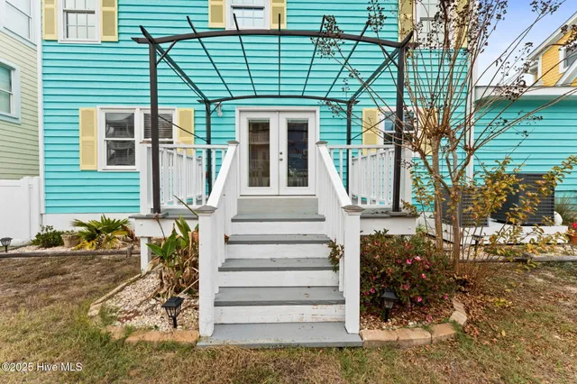 $762,500 | 142 Carolina Avenue, Holden Beach, NC 28462