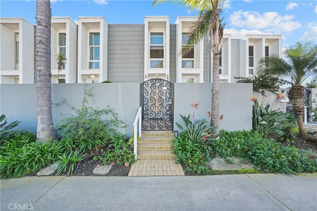 $1,075,000 | 3954 Aladdin Drive, Huntington Beach, CA 92649