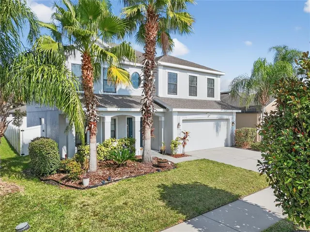 a view of a livingroom with furniture and an entryway