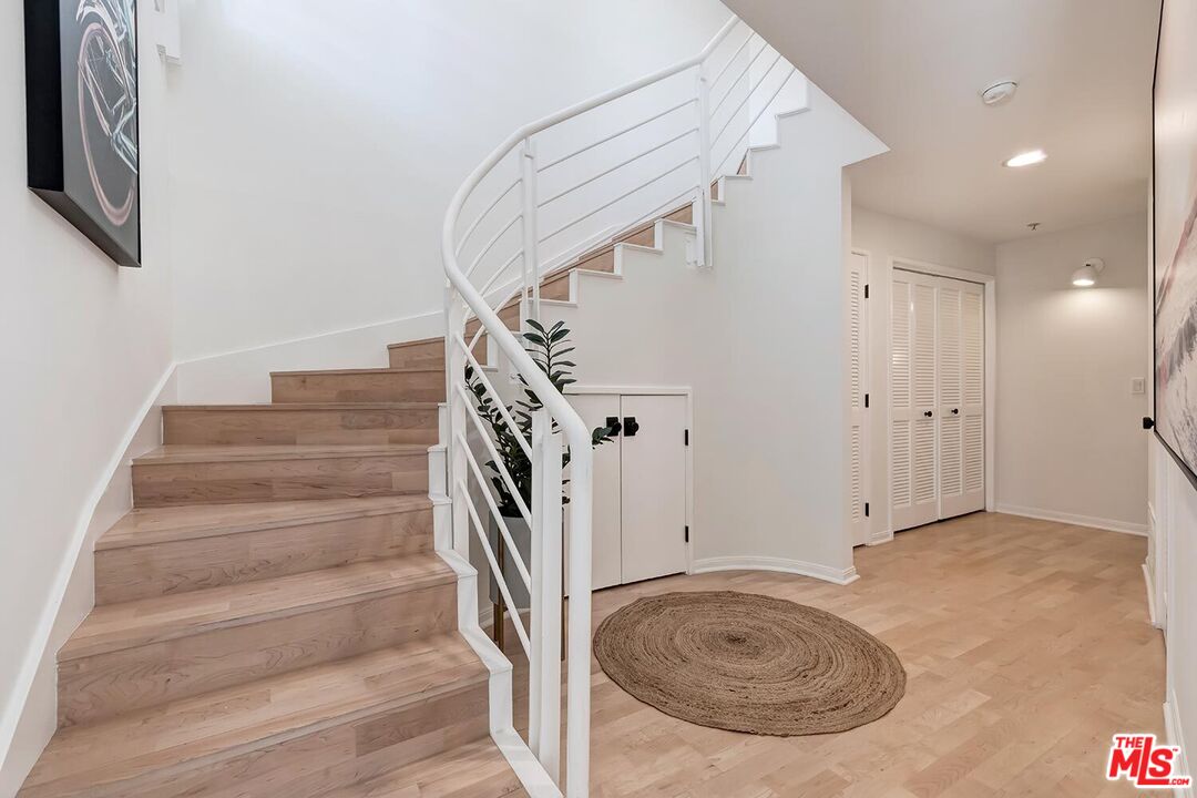 3002 3rd Street, Unit 203 Santa Monica, CA 90405 - Photo 26 of 44 a view of entryway and hall