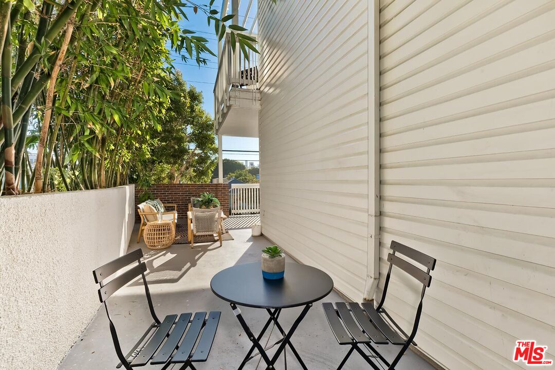 3002 3rd Street, Unit 203 Santa Monica, CA 90405 - Photo 32 of 44 a backyard of a house with table and chairs