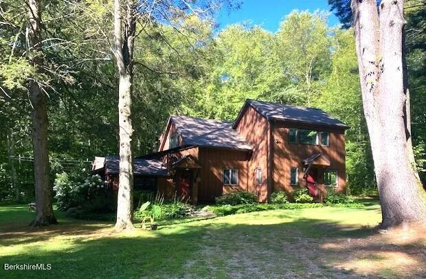 a view of a backyard