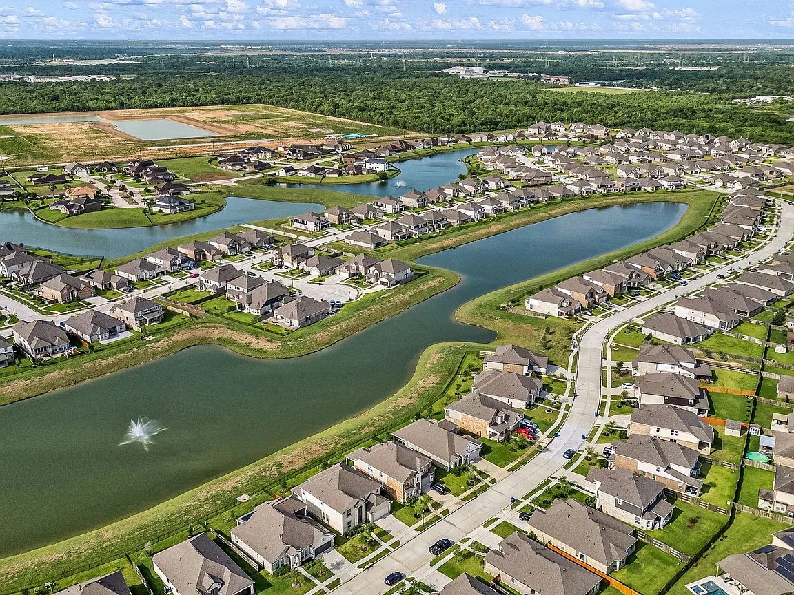 85 Carmel Drive Manvel, TX 77578 - Photo 27 of 31 a view of a city with an ocean