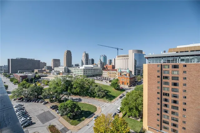 $152,500 | 700 East 8th Street, Unit 16O, Kansas City, MO 64106