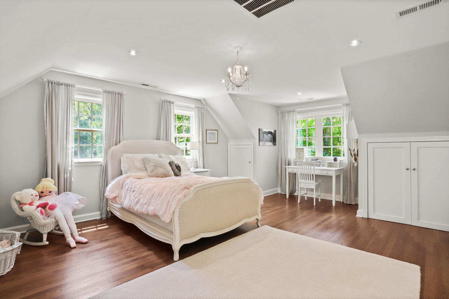 538 Laurel Road New Canaan, CT 06840 - Photo 13 of 28 a bedroom with a bed and a table