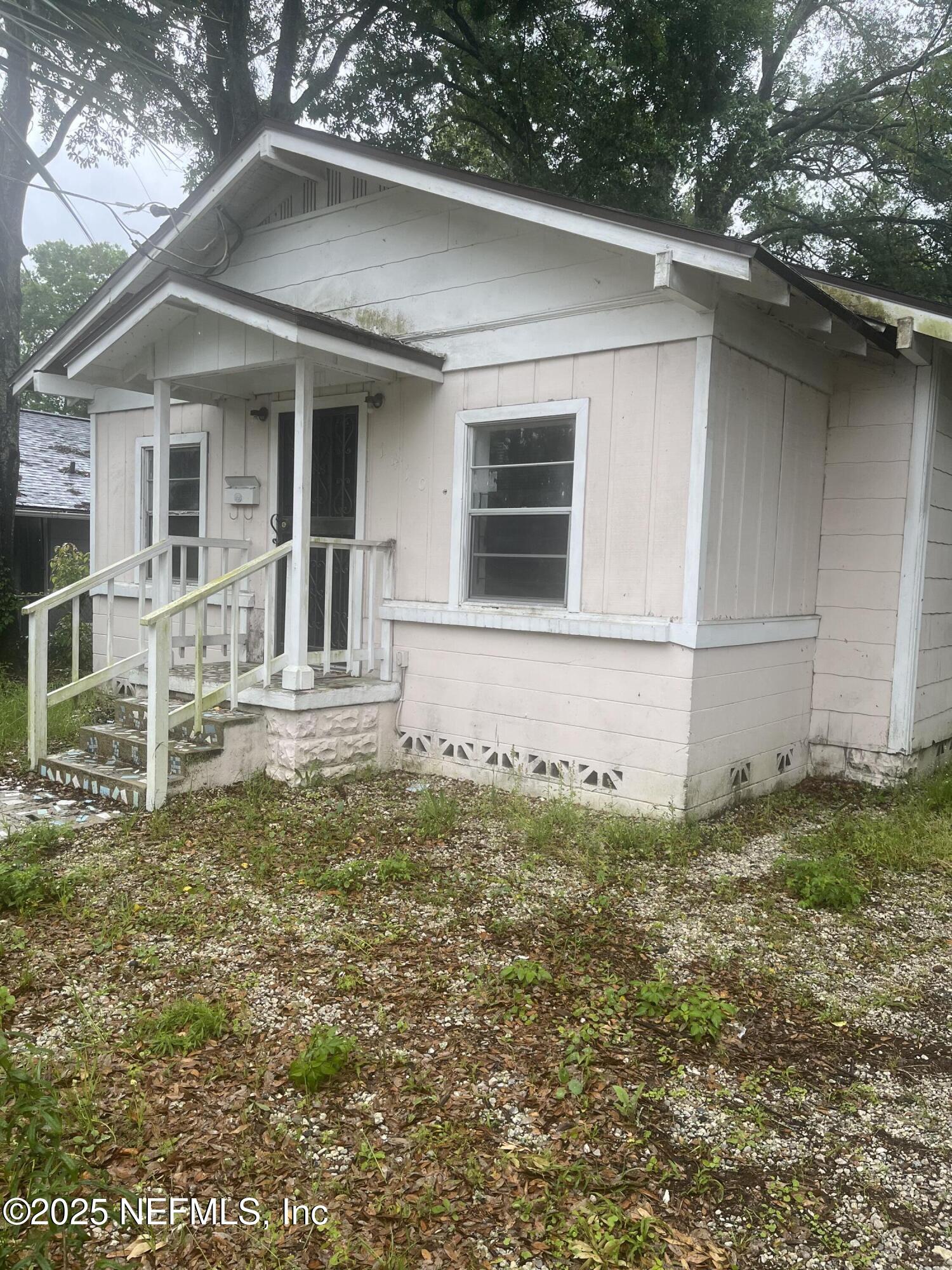 1410 West 21st Street Jacksonville, FL 32209 - Photo 2 of 2 a house with garden in front of it