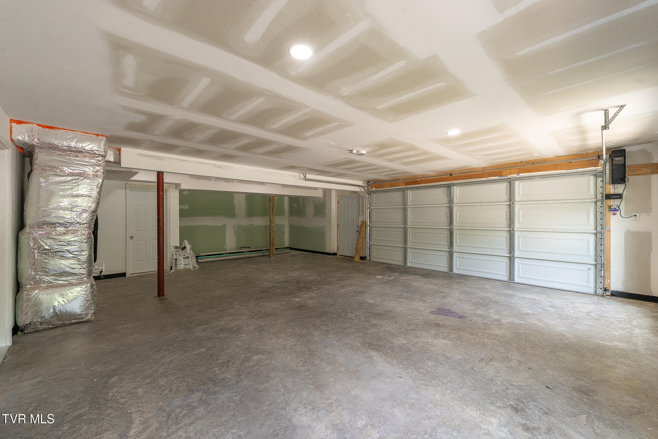 210 Wadlow Gap Road Kingsport, TN 37660 - Photo 23 of 39 garage