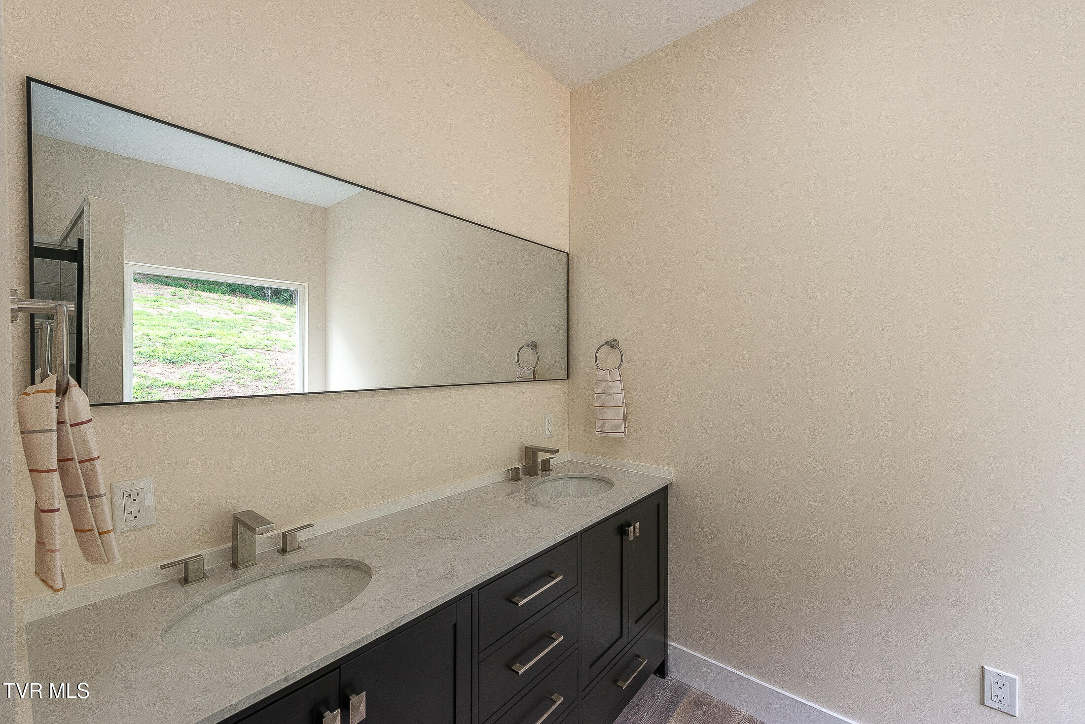 210 Wadlow Gap Road Kingsport, TN 37660 - Photo 6 of 39 primary en suite